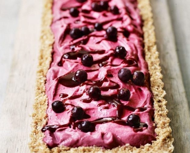 Blackcurrant cheesecake slice