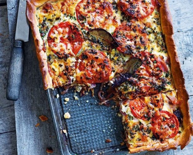 Tomato-topped bacon and egg pie