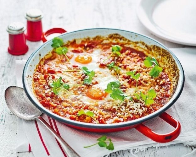 baked eggs and tomatoes