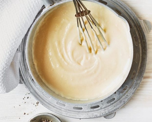 A pan of white sauce
