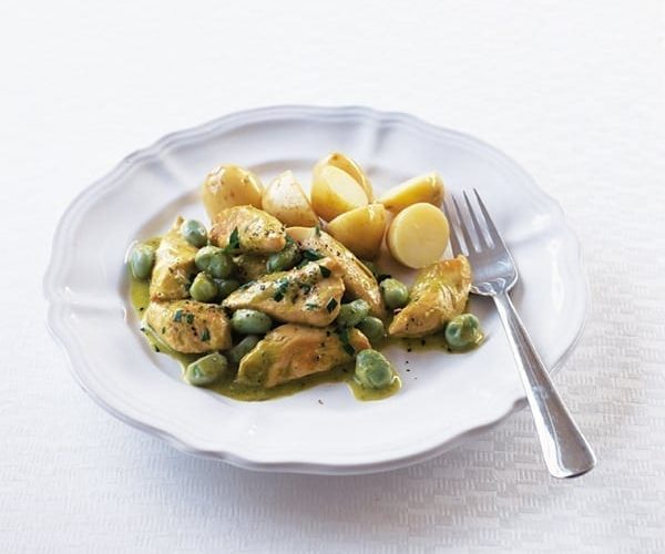 Creamy chicken with pesto and broad beans