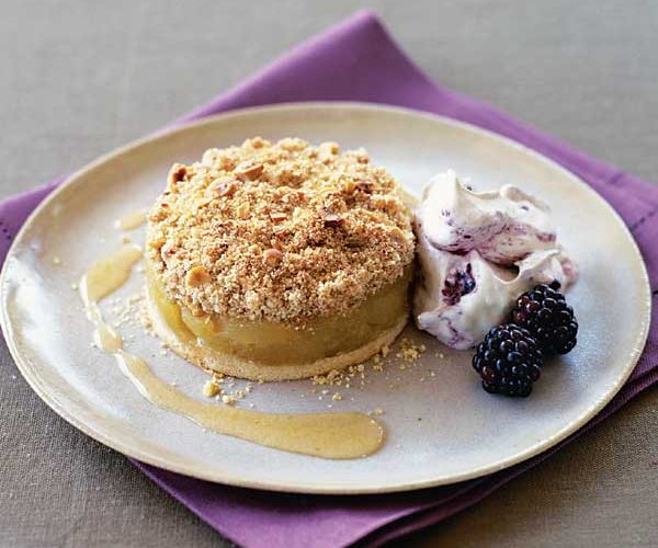 Spicy crumbles with blackberry cream