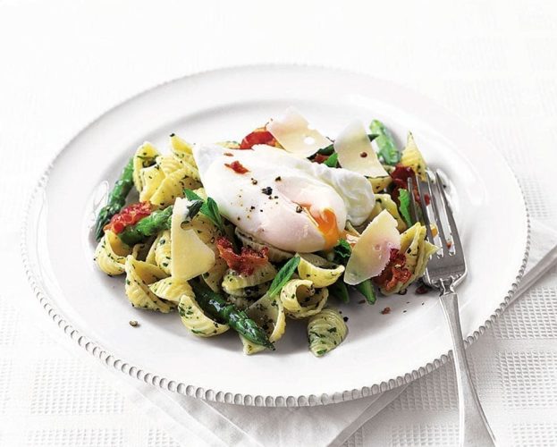 Pasta with asparagus, mint pesto and poached egg