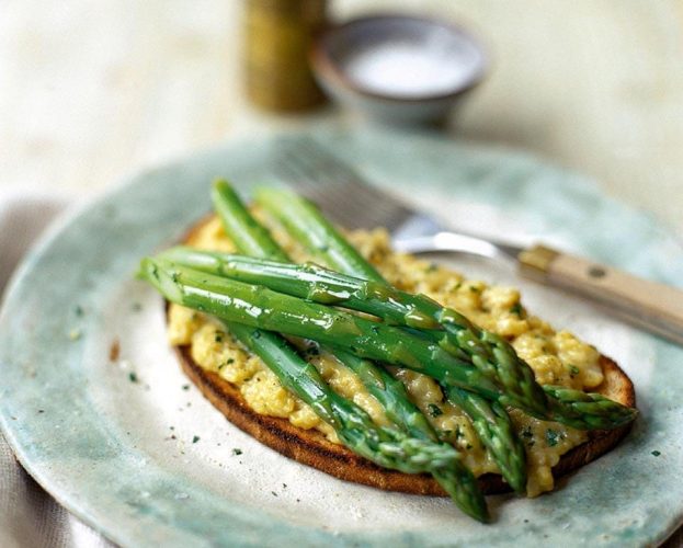 scrambled egg and asparagus