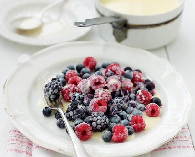 berries with white chocolate