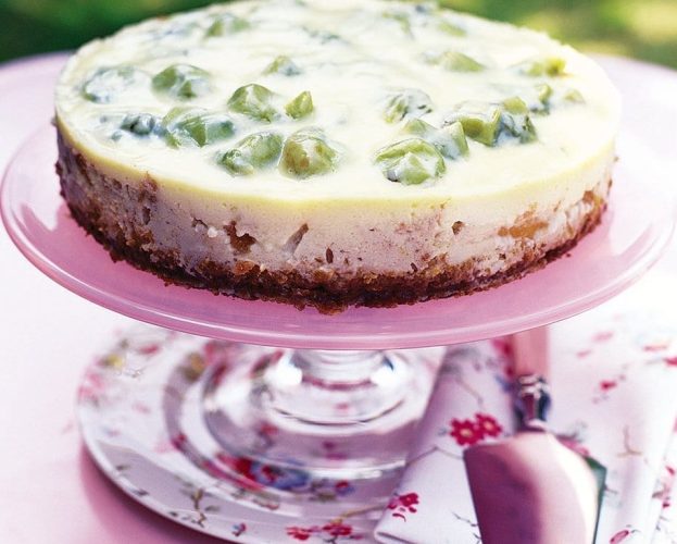 Gooseberry cheesecake on a cake stand