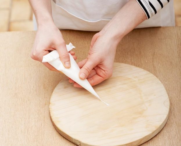 How to make a piping bag - and use it