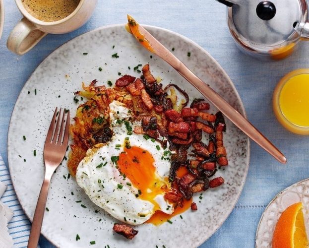 Image of rösti with fried egg and bacon lardons