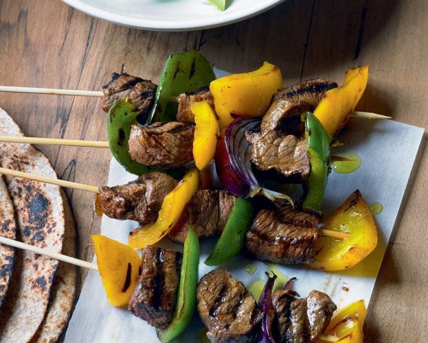 Beef skewers with yellow and green pepper