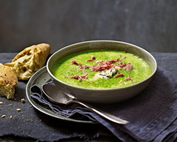 Pea soup with gorgonzola