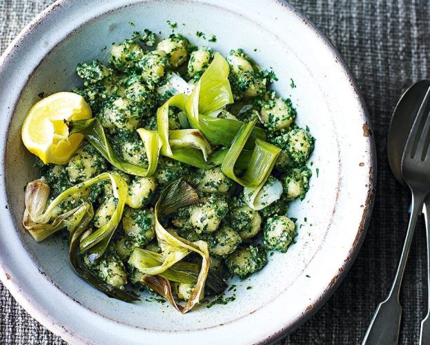 Gnocchi with spinach pesto and caramelised leeks