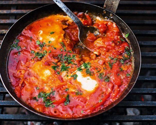 Shackshuka in a black frying pan