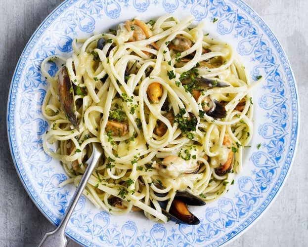 Linguine with mussels