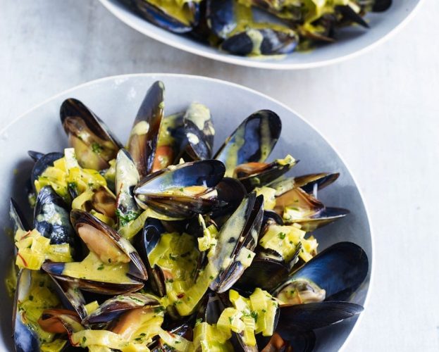 Mussels with curry, leeks and cream