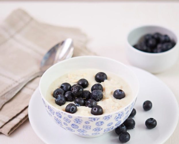 Gluten-free porridge with blueberries