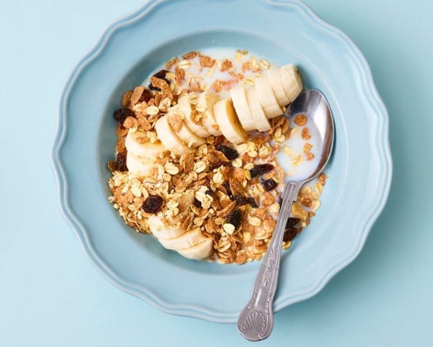 Low-sugar banana muesli