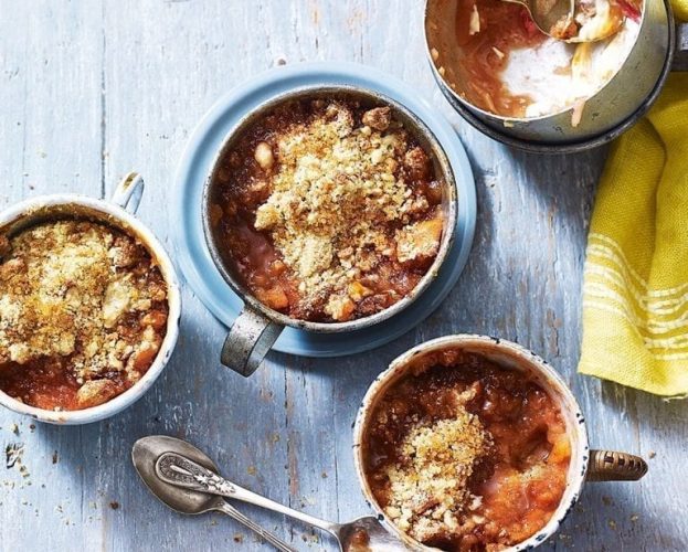 Rhubarb and amaretti crumbles