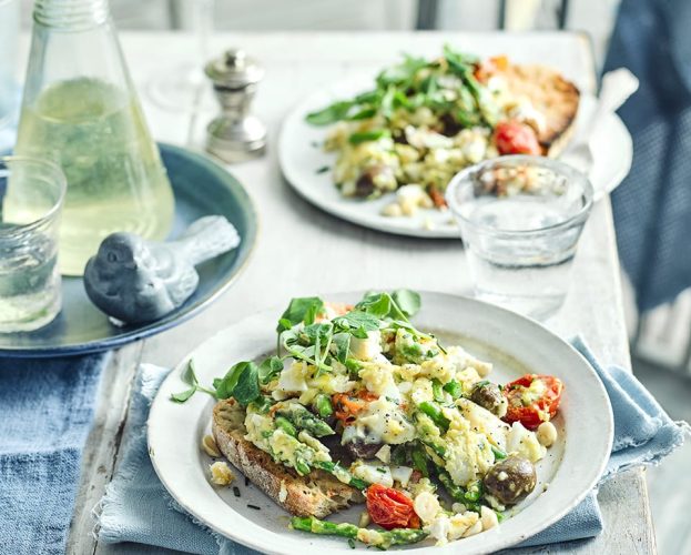 Asparagus with eggs on toast
