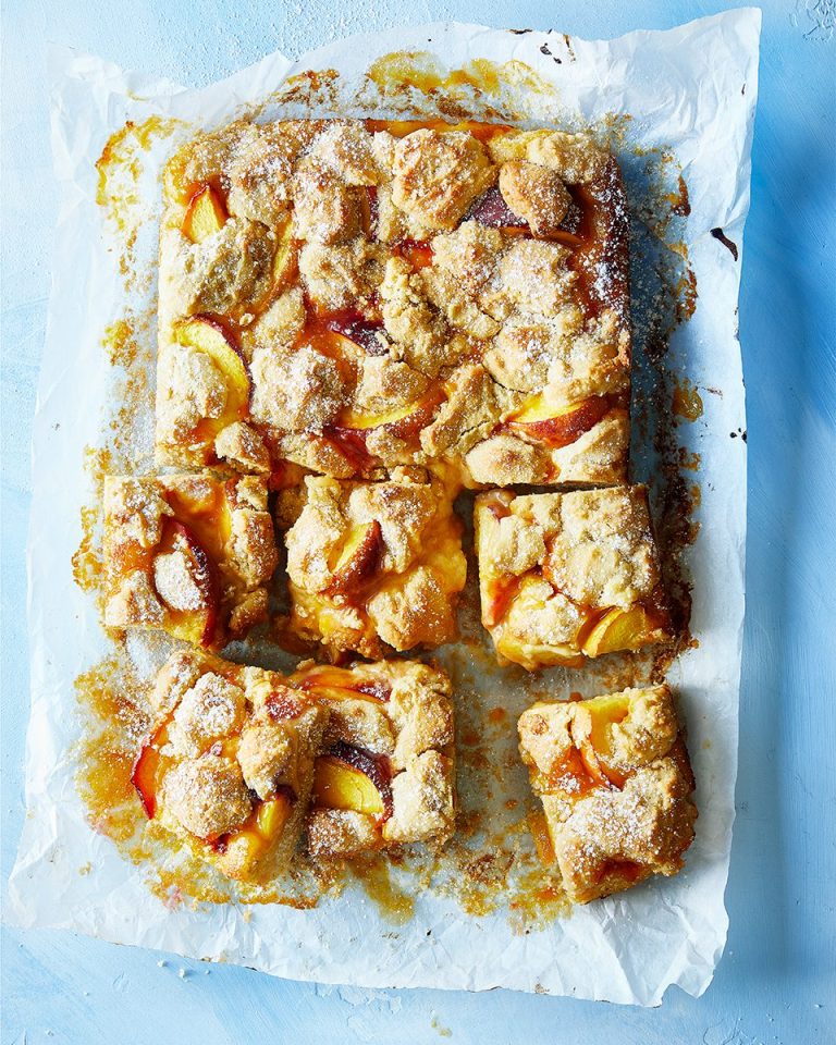 Peach crumble traybake