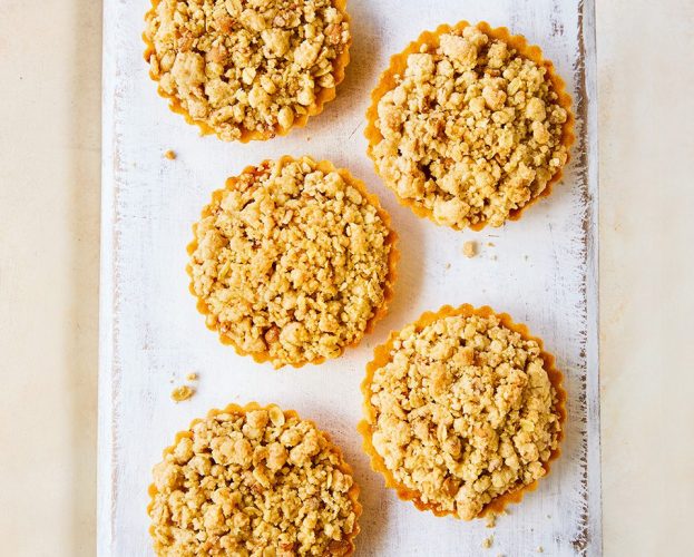 apple crumble pies