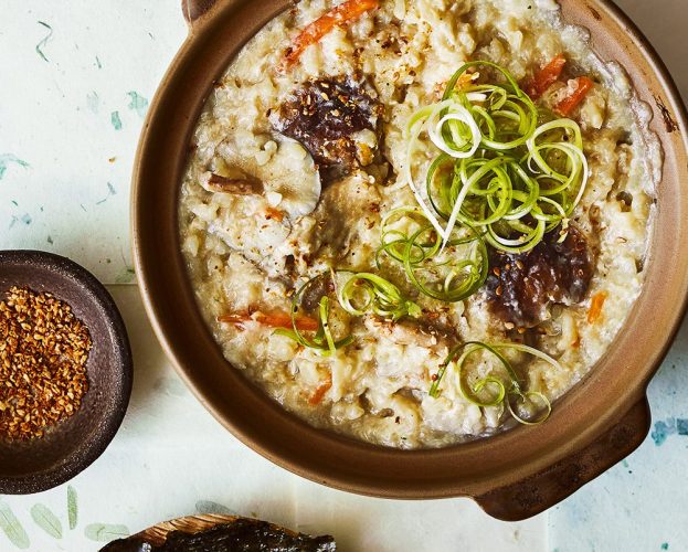 A pot of zosui (Japanese rice porridge) topped with spring onion