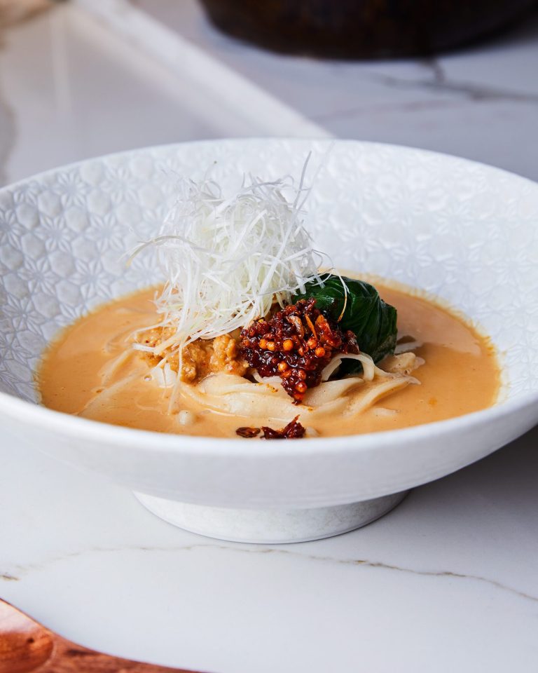 A bowl of susuru (udon soup with chicken and sesame)