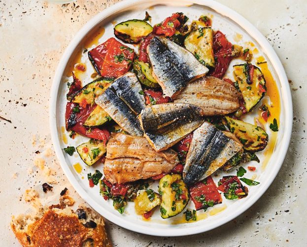 Grilled sardines with courgettes and peppers