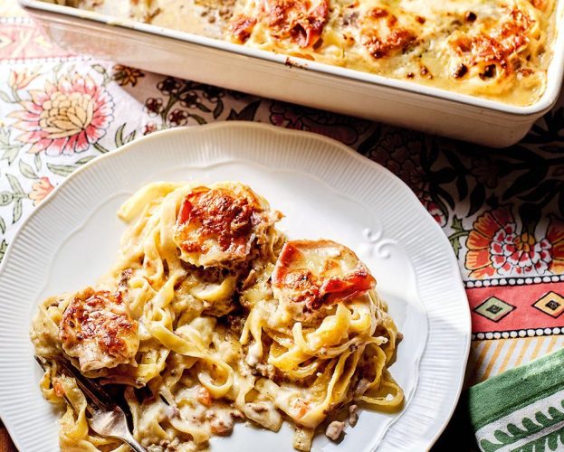 Blonde ragù pasta bake with prosciutto (Nidi di tagliatelle al forno)