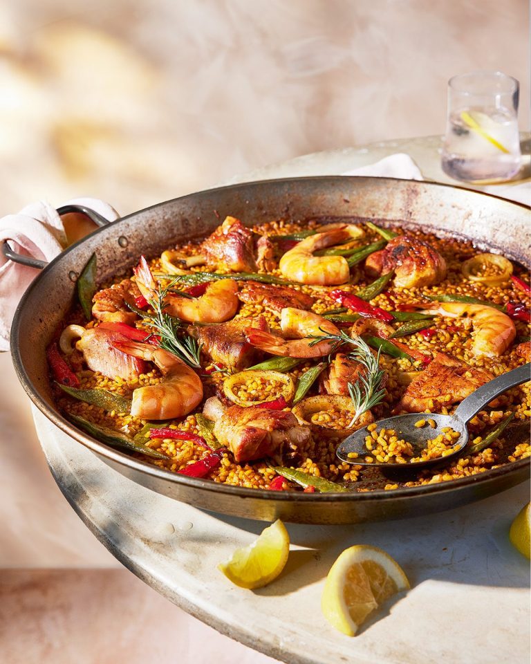 Paella mixta (chicken and seafood paella)