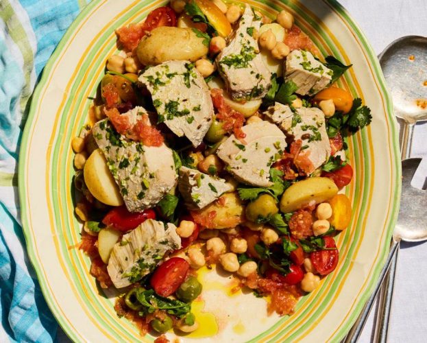 Tuna salad with potatoes, chickpeas and tomato dressing